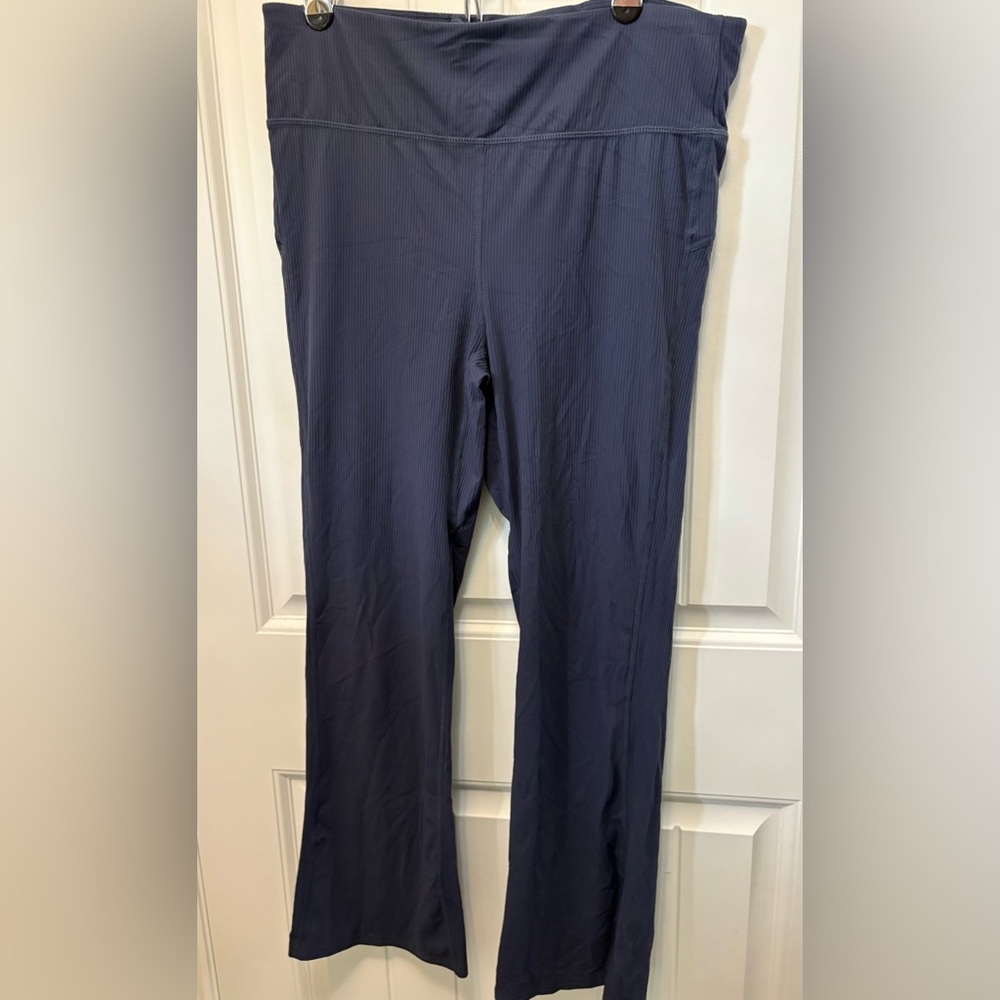 Crane Navy Blue Ribbed Activewear Pants. Size Large. Tech pocket.